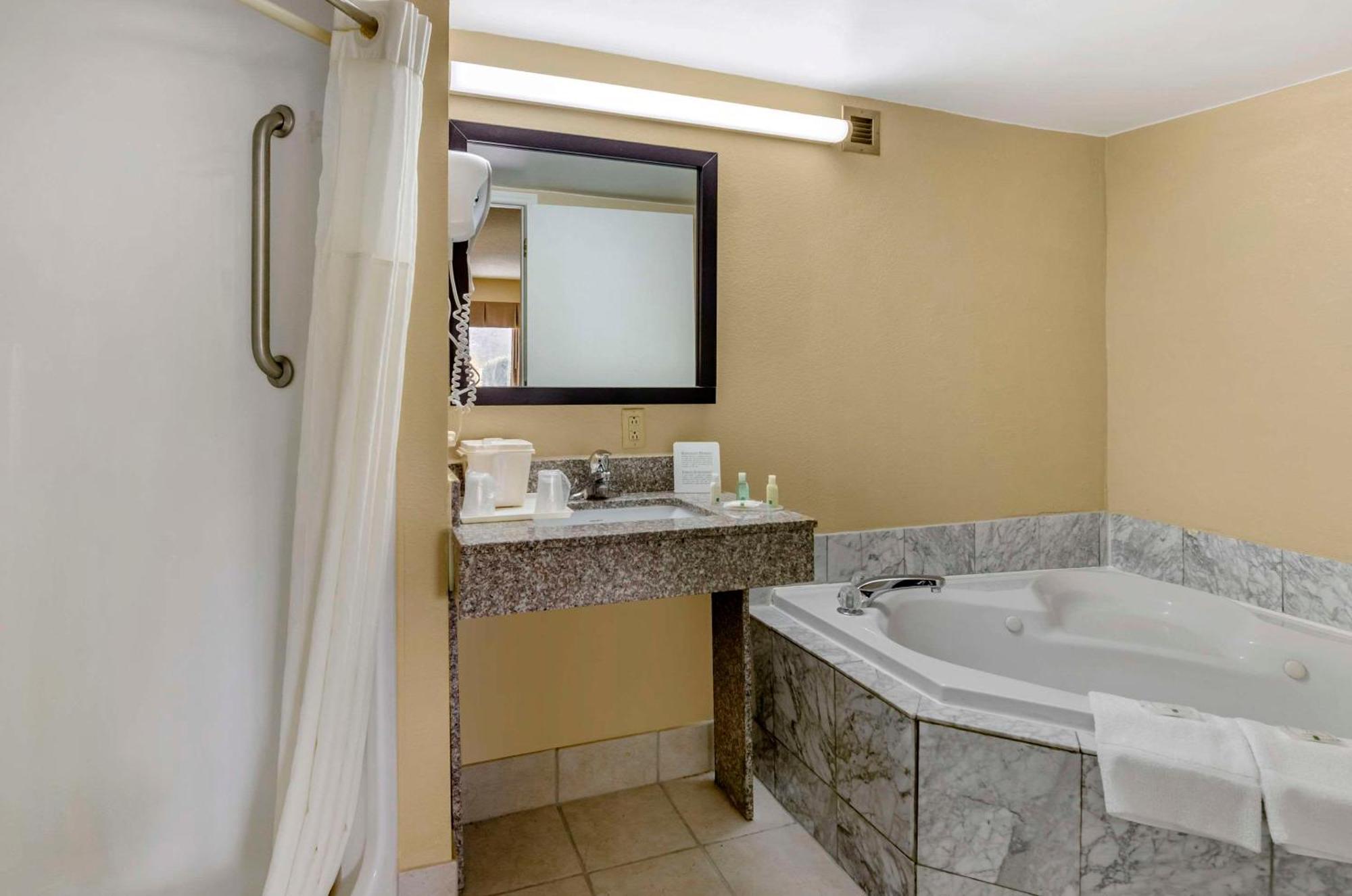Quality Inn Hillsville Extérieur photo